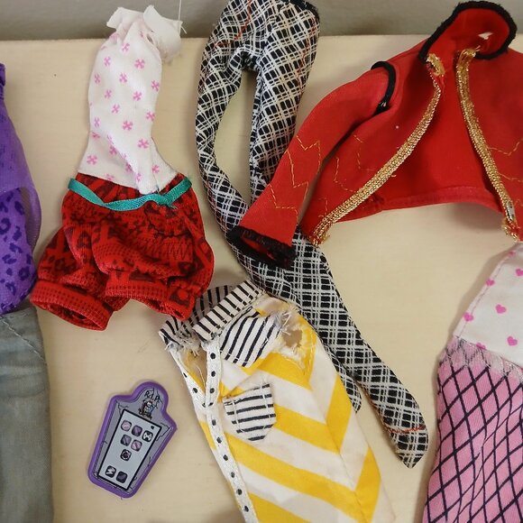 Assorted Monster High clothing and accessories - Picture 7 of 14